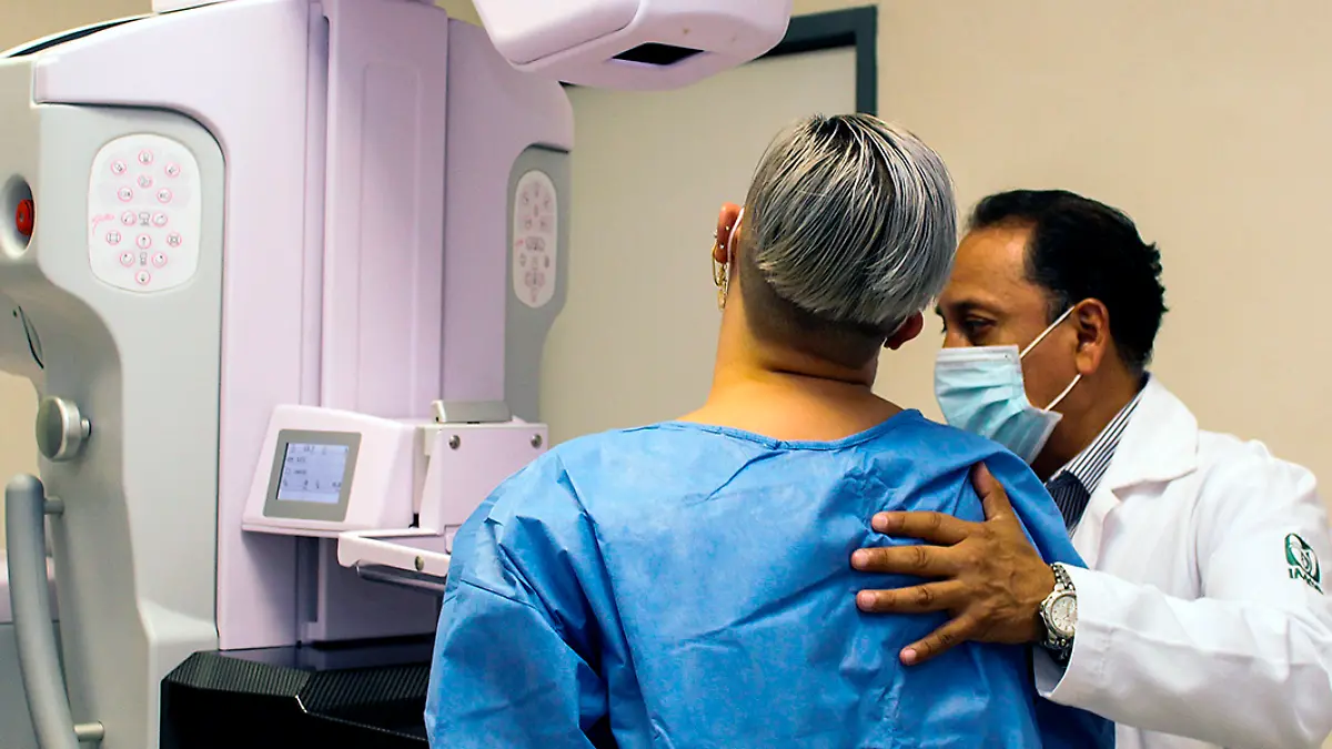 Médico atendiendo a una mujer